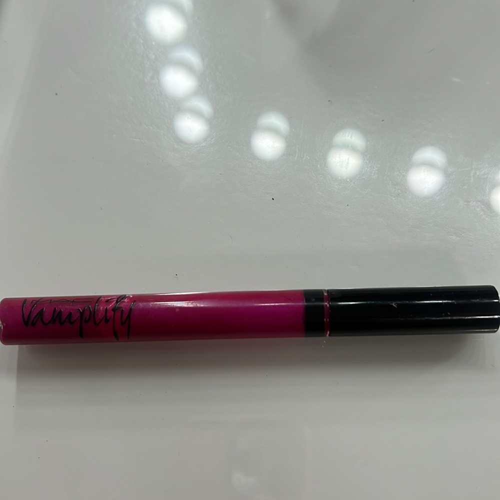Mac amplify lip gloss what’s going on color a35